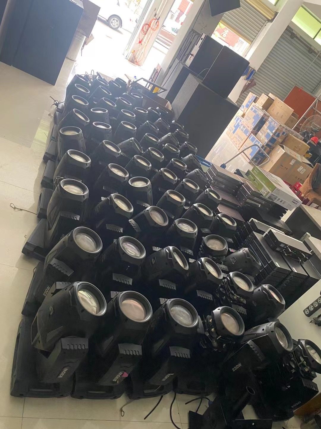 深圳酒吧舞台灯光更新加快 帕灯摇头灯回收观察